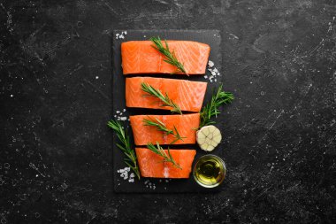 Biberiye, limon ve sebzeli çiğ somon. Deniz ürünleri. Üst Manzara. Metin için boş alan.