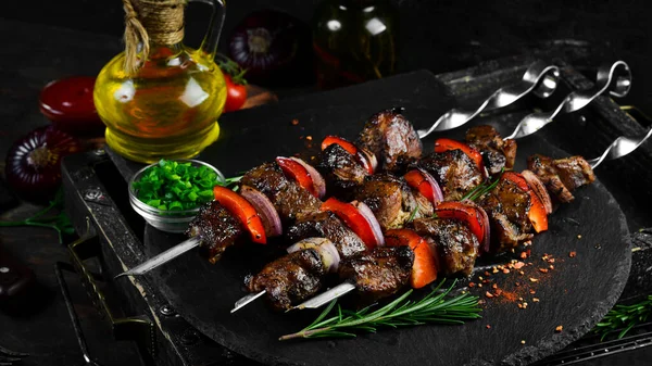 Traditioneller Kebab Saftige Schweinespieße Mit Gemüse Auf Einem Schwarzen Steinteller — Stockfoto