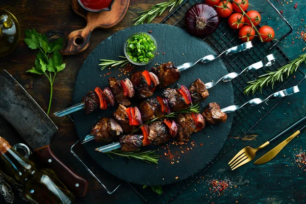 Traditioneller Kebab Saftige Schweinespieße Mit Gemüse Auf Einem Schwarzen Steinteller — Stockfoto