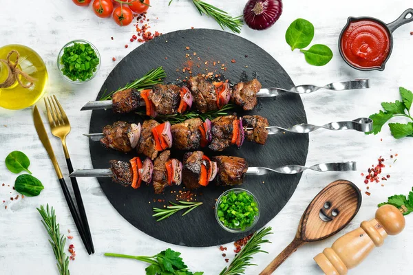 Traditioneller Kebab Saftige Schweinespieße Mit Gemüse Auf Einem Schwarzen Steinteller — Stockfoto