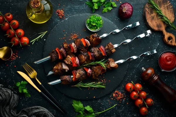 Traditioneller Kebab Saftige Schweinespieße Mit Gemüse Auf Einem Schwarzen Steinteller — Stockfoto