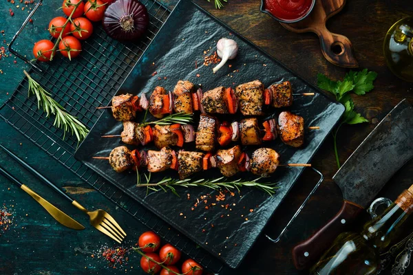 Traditioneller Kebab Saftiger Hühnerspieß Mit Gemüse Auf Einem Teller Aus — Stockfoto