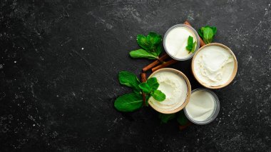 Naneli vanilyalı dondurma. Dondurma kaşığı. Siyah taştan bir arkaplanda, üst görünüm.