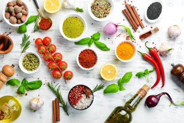 Beyaz ahşap arka planda Hint baharatları, fesleğen ve otlar. Üst Manzara. Metin için boş alan.