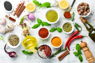 Beyaz ahşap arka planda Hint baharatları, fesleğen ve otlar. Üst Manzara. Metin için boş alan.
