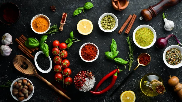 Set Van Gekleurde Specerijen Kommen Kruiden Een Zwarte Stenen Achtergrond — Stockfoto