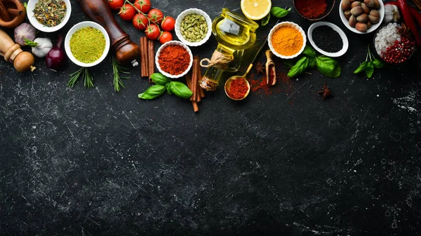 Szett Indiai Illatos Fűszerek Gyógynövények Egy Fekete Háttér Első Látásra — Stock Fotó