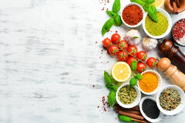 Set Van Indiase Kruiden Basilicum Kruiden Een Witte Houten Achtergrond — Stockfoto