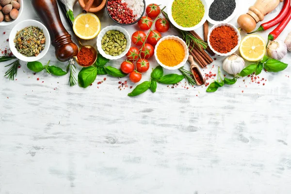 Conjunto Especias Indias Albahaca Hierbas Sobre Fondo Madera Blanca Vista —  Fotos de Stock