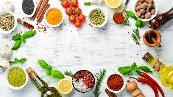 Set Van Indiase Kruiden Basilicum Kruiden Een Witte Houten Achtergrond — Stockfoto