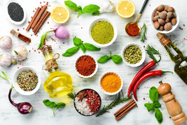 Beyaz ahşap arka planda Hint baharatları, fesleğen ve otlar. Üst Manzara. Metin için boş alan.