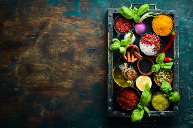 Tahta bir kutuda baharat, fesleğen ve otlar. Üst Manzara. Metin için boş alan.