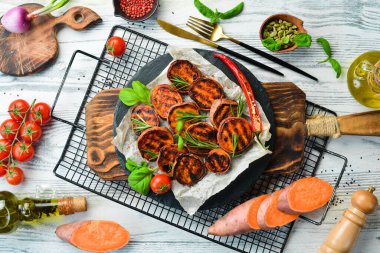 Kızarmış patates, biberiye, kırmızı biber ve siyah taş tabakta kırmızı biber. Üst Manzara. Metnin için boş yer.