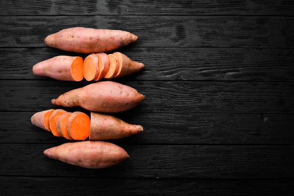 Batatas Doces Orgânicas Cruas Fundo Madeira Comida Dietética Vista Superior — Fotografia de Stock