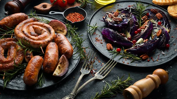 Salsicce Alla Griglia Cavolo Rosso Forno Con Formaggio Rosmarino Mirtilli — Foto Stock