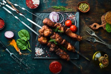 Lezzetli domuz kebabı. Şişler. Barbekü menüsü. Üst Manzara. Boş kopyalama alanı.