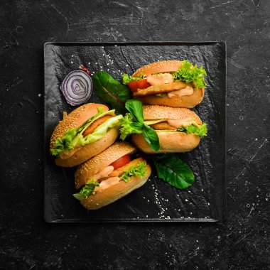 Pirzola ve peynirli sulu burger. Üst Manzara. Boş kopyalama alanı.