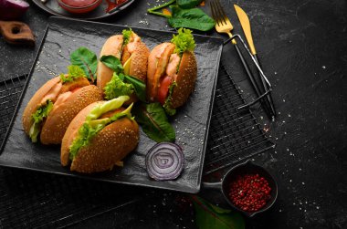 Pirzola ve peynirli sulu burger. Üst Manzara. Boş kopyalama alanı.