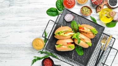 Pirzola ve peynirli sulu burger. Üst Manzara. Boş kopyalama alanı.