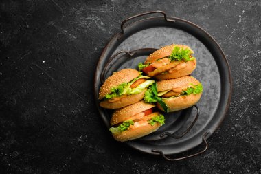 Pirzola ve peynirli sulu burger. Üst Manzara. Boş kopyalama alanı.