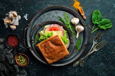 Pastırmalı, domatesli ve peynirli Ciabatta sandviçi. İtalyan yemeği. Üst Manzara. Boş kopyalama alanı.