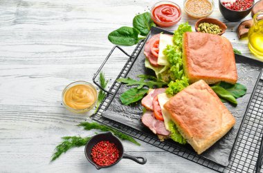 Pastırmalı, domatesli ve peynirli Ciabatta sandviçi. İtalyan yemeği. Üst Manzara. Boş kopyalama alanı.
