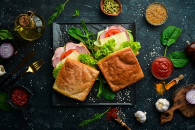 Pastırmalı, domatesli ve peynirli Ciabatta sandviçi. İtalyan yemeği. Üst Manzara. Boş kopyalama alanı.