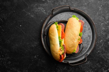 Salamlı sandviç, domates ve peynirli. Sokak yemeği. Üst Manzara. Boş kopyalama alanı.