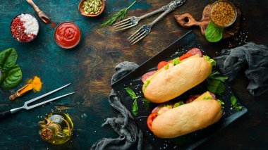 Salamlı sandviç, domates ve peynirli. Sokak yemeği. Üst Manzara. Boş kopyalama alanı.