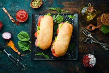 Salamlı sandviç, domates ve peynirli. Sokak yemeği. Üst Manzara. Boş kopyalama alanı.