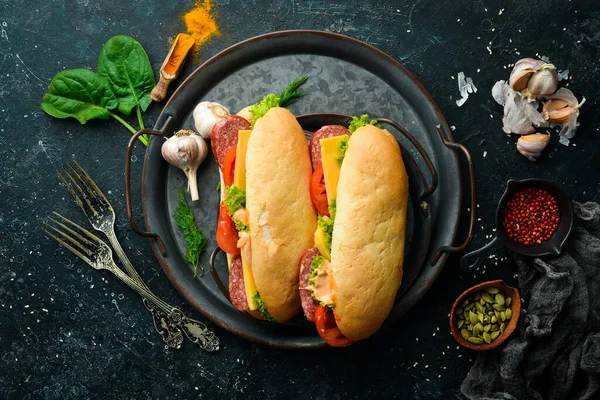 Бутерброд Салямі Помідорами Сиром Вулична Їжа Вид Зверху Вільний Простір — стокове фото
