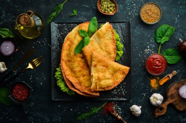 Özbek doğu Tatar mutfağı, etli cheburek ve suluguni peyniri. Üst Manzara. Geleneksel Türk ve Moğol yemeği. Boş kopyalama alanı.