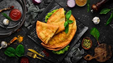 Özbek doğu Tatar mutfağı, etli cheburek ve suluguni peyniri. Üst Manzara. Geleneksel Türk ve Moğol yemeği. Boş kopyalama alanı.