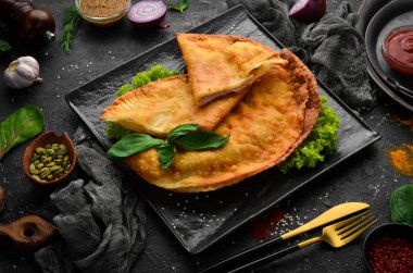 Özbek doğu Tatar mutfağı, etli cheburek ve suluguni peyniri. Üst Manzara. Geleneksel Türk ve Moğol yemeği. Boş kopyalama alanı.