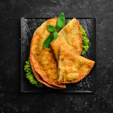 Özbek doğu Tatar mutfağı, etli cheburek ve suluguni peyniri. Üst Manzara. Geleneksel Türk ve Moğol yemeği. Boş kopyalama alanı.