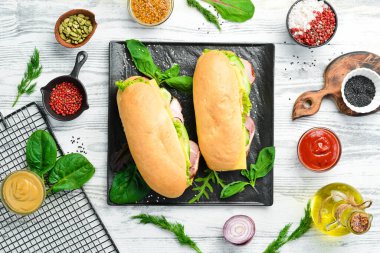 Pastırmalı, peynirli ve salatalıklı sandviç. Üst Manzara. Boş kopyalama alanı.