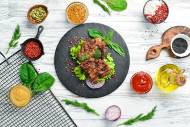 Siyah taş tabakta baharatlı kızarmış domuz bifteği. Üst Manzara. Boş kopyalama alanı.