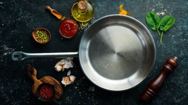 Siyah taş pişirme arka planı. Baharat ve sebze. Üst Manzara. Metnin için boş yer.