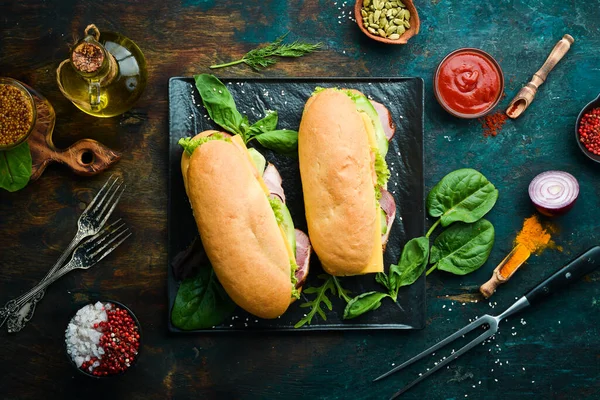 Sandwich Con Tocino Queso Pepino Vista Superior Espacio Libre Copia — Foto de Stock