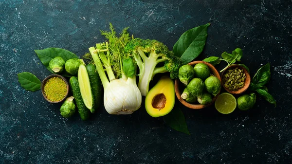 新鲜蔬菜和香料 卷心菜和罗勒 有机健康素食 在黑色的石头背景上 — 图库照片