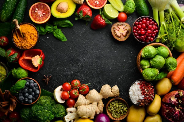 新鲜蔬菜和水果 卷心菜和罗勒 有机健康素食 在黑色的石头背景上 — 图库照片