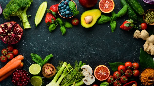 Comida Conjunto Vegetais Frescos Frutas Fundo Pedra Preta Comida Orgânica — Fotografia de Stock