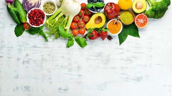 Conceito Alimentação Vegetais Frescos Frutas Fundo Madeira Branca Espaço Livre — Fotografia de Stock