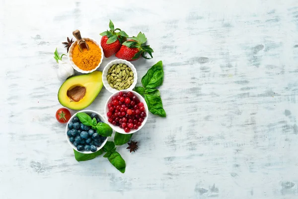 食事のコンセプト 白木の背景に新鮮な野菜や果物 テキストの空き領域 — ストック写真