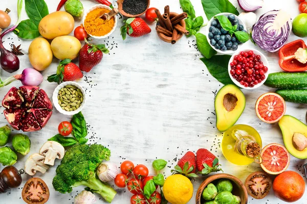 Concepto Alimentación Verduras Frescas Frutas Sobre Fondo Madera Blanca Espacio —  Fotos de Stock