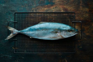 Karanlık bir arka planda baharatlı taze çiğ ton balığı. Üst Manzara. Deniz ürünleri..