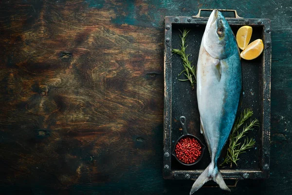 Свежая Сырая Рыба Тунца Специями Темном Фоне Вид Сверху Морепродукты — стоковое фото