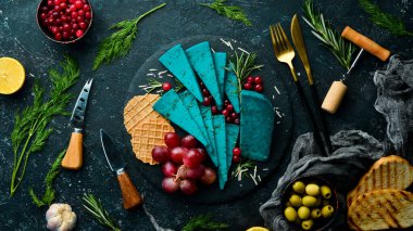 Dilimlenmiş ve atıştırılmış lavanta peyniri. Kırsal tarzda. Boş kopyalama alanı.