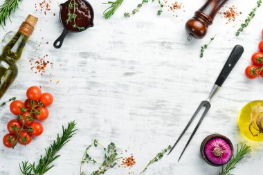 Pişirmenin beyaz ahşap arka planı. Baharat ve sebze. Üst Manzara. Metnin için boş yer.