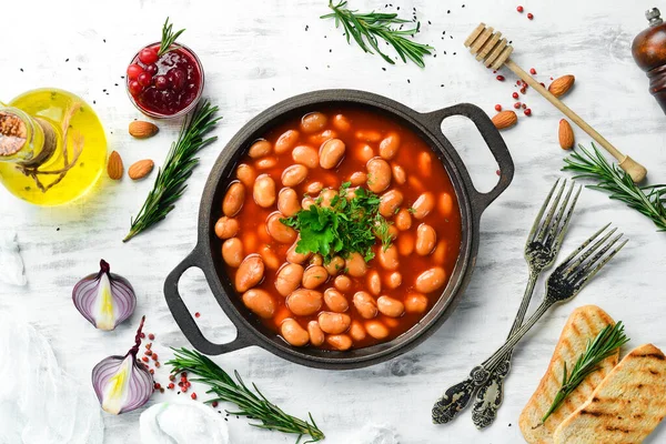 Gekochte Bohnen Tomatensauce Mit Petersilie Und Gewürzen Einer Schwarzen Metallpfanne — Stockfoto